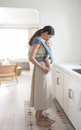 Mehka nosilka za novorojenčke Ergobaby Embrace Newborn Carrier - Oxford Blue