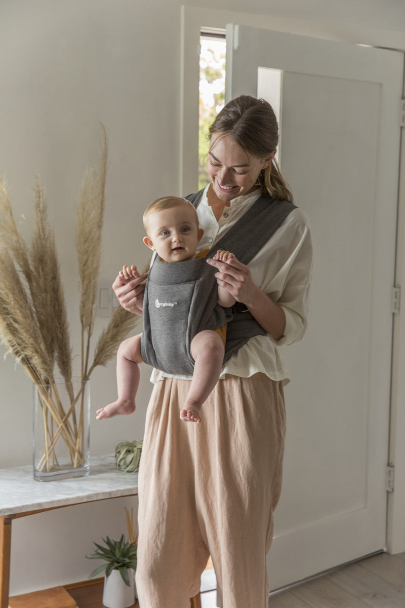Mehka nosilka za novorojenčke Ergobaby Embrace Newborn Carrier - Heather Grey
