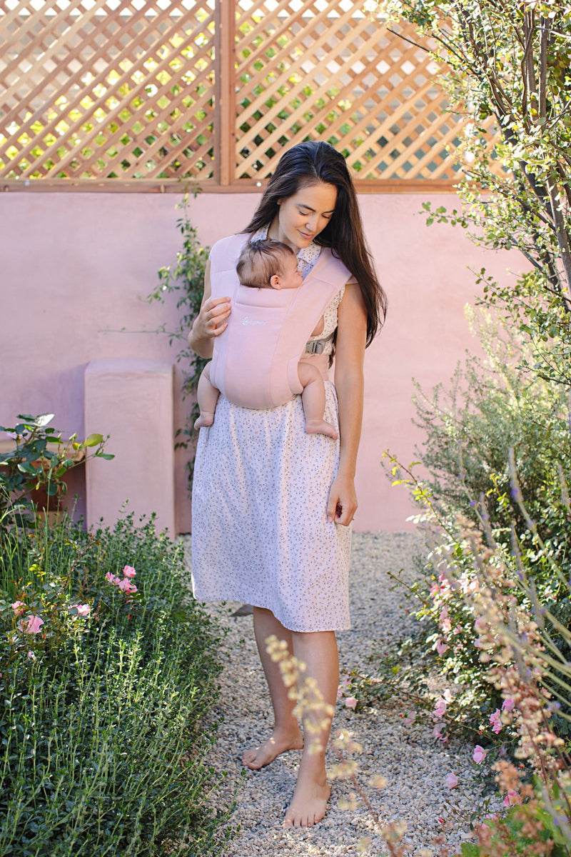 Mehka nosilka za novorojenčke Ergobaby Embrace Newborn Carrier - Blush Pink